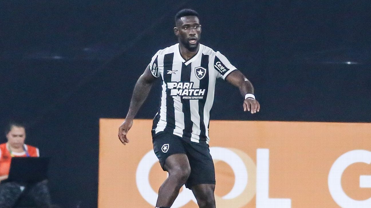 Botafogo corta Bastos do Mundial devido a dores no joelho esquerdo.