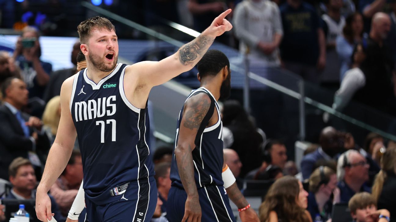 Luka Doncic, do Mavs, pega notas após cometer uma falta no jogo 3