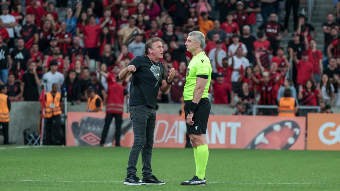 Daronco explica expulsões em Athletico-PR x Flamengo: polêmica no jogo crucial.