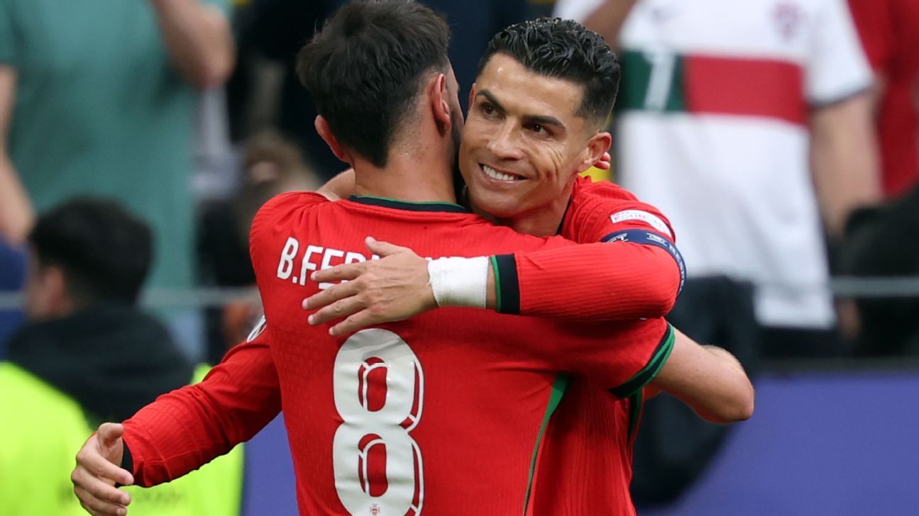 Portugal beat Turkey to become favourites