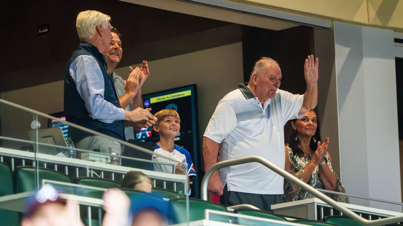 Cox given standing-O in rare visit to Braves park