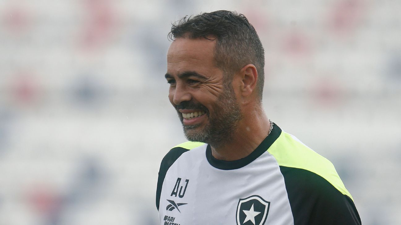 Artur Jorge analisa reforços do Botafogo e destaca competitividade da equipe.