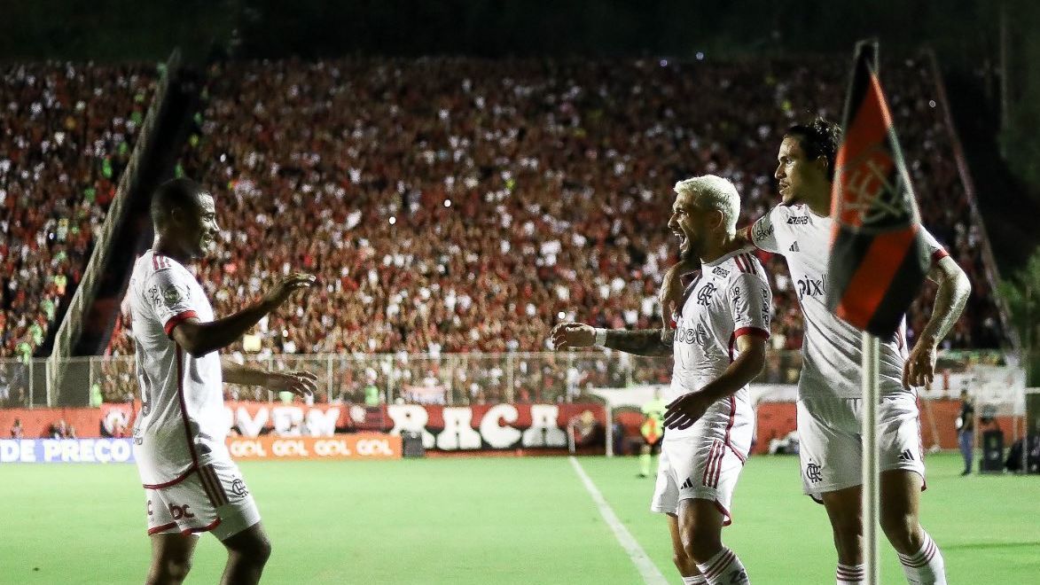 Flamengo derrota Vitória com gol nos acréscimos e se aproxima do Botafogo