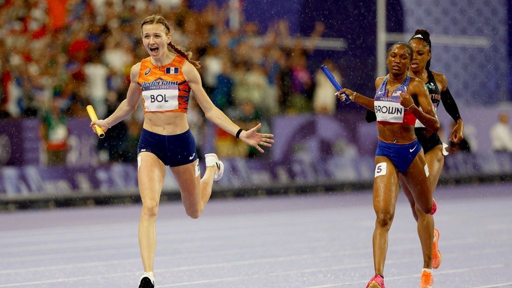 De Nederlander Femke Bohl verslaat de Verenigde Staten op de gemengde estafette en wint de gouden medaille