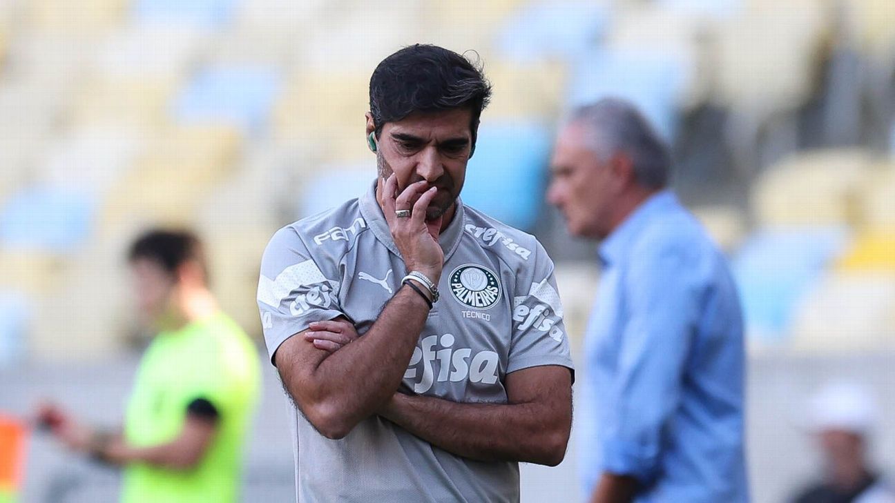 Ferreira critica arbitragem por não expulsar jogador do Flamengo em jogo decisivo.