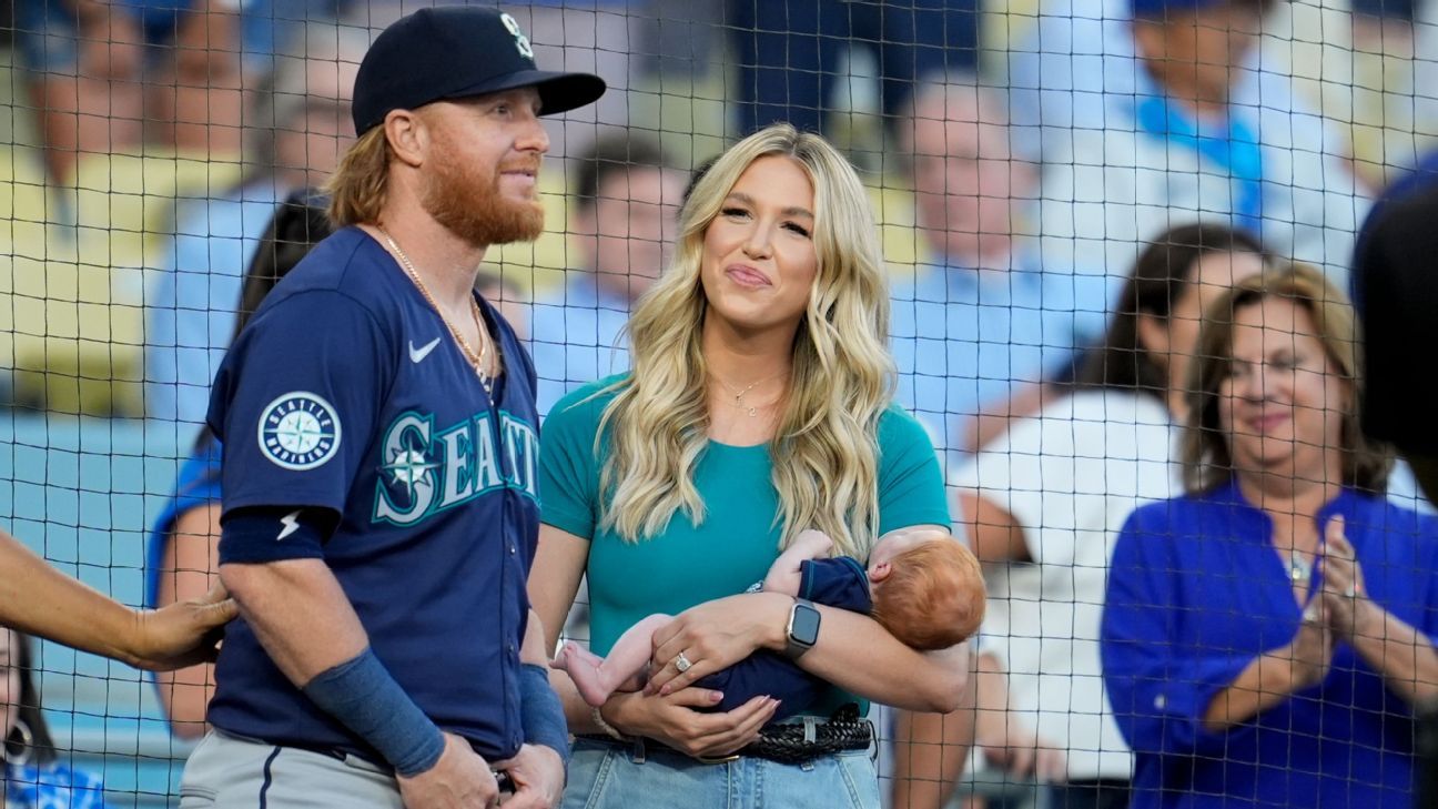 Dodgers honor fan favorite Turner in L.A. return