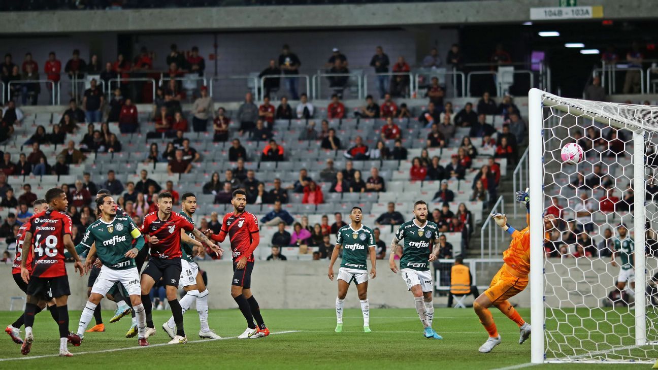 Athletico-PR e Palmeiras: rivalidade histórica impulsiona atual campeão na disputa pelo título.