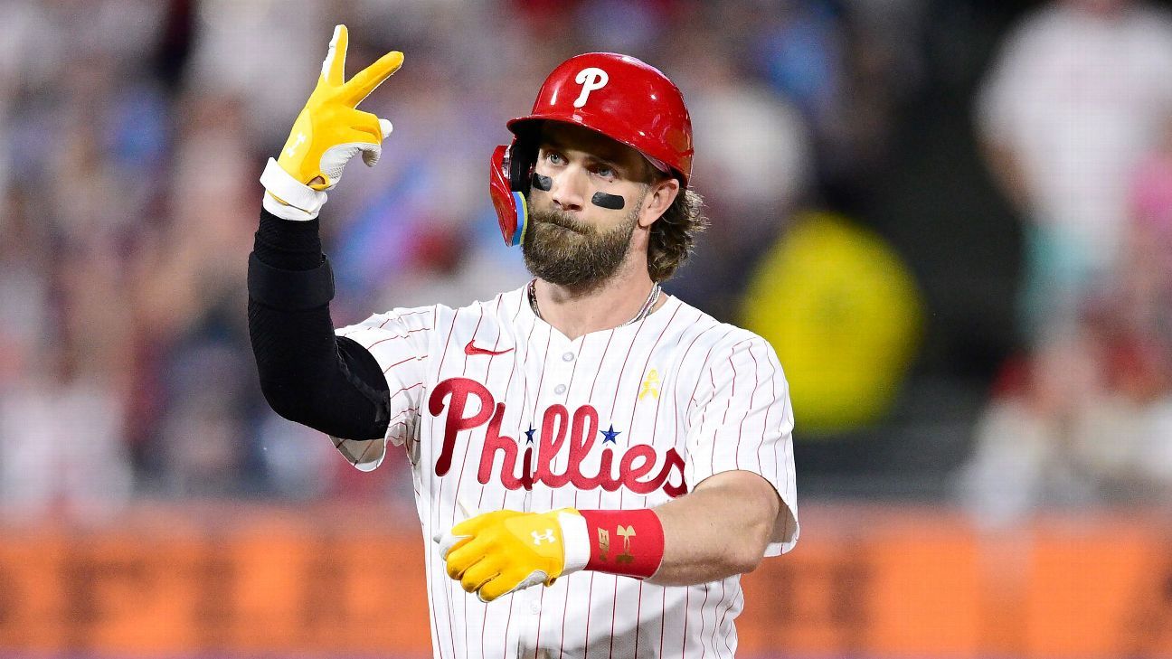 Harper 'open' to OF return if Phillies seek star 1B