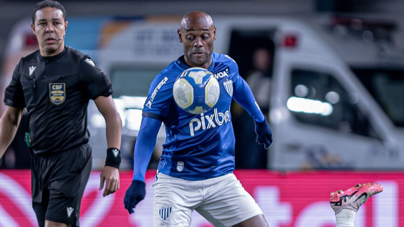 De saída do Avaí, Vagner Love fala em jogar até 3 anos e sonha com Corinthians x Flamengo em jogo de despedida