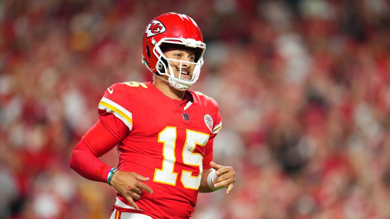 Patrick Mahomes reacts to Jason Kelce's dance before MNF