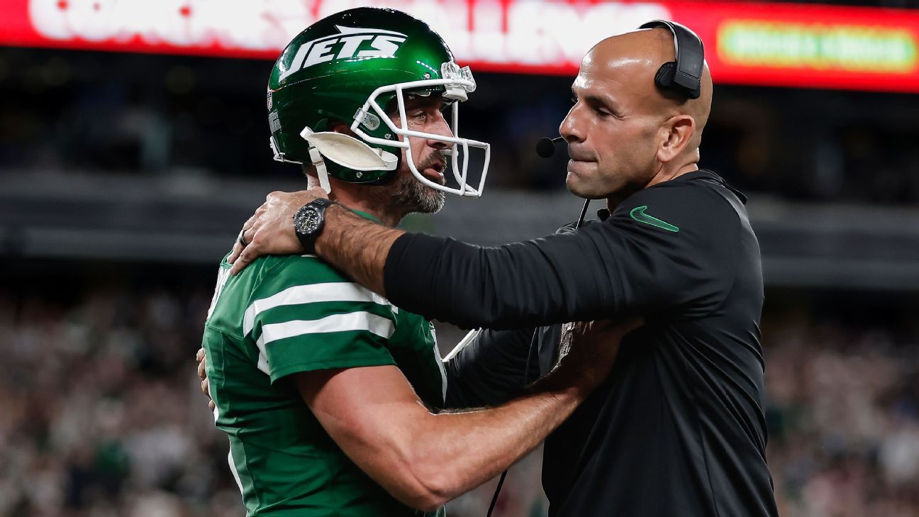 Aaron Rodgers dan Robert Saleh tertawa setelah ditolak untuk dipeluk saat New York Jets memimpin