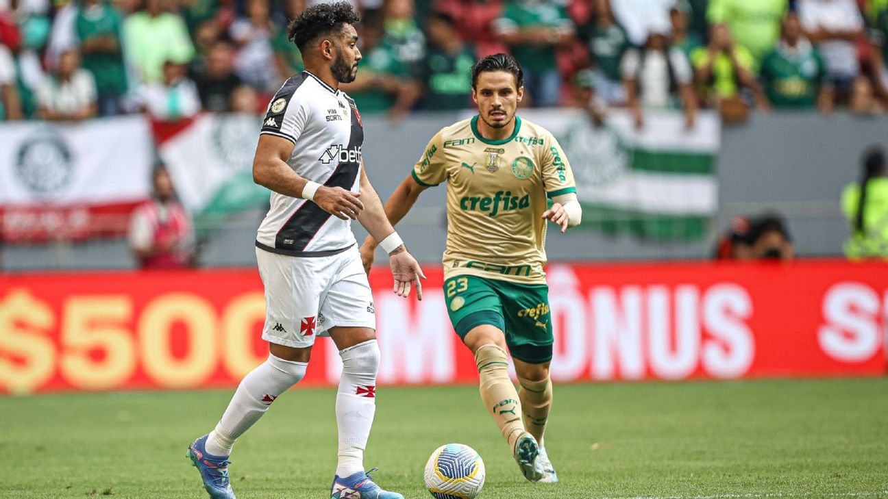 Penalidade controversa é analisada por Renata Ruel em jogo do Vasco contra Palmeiras