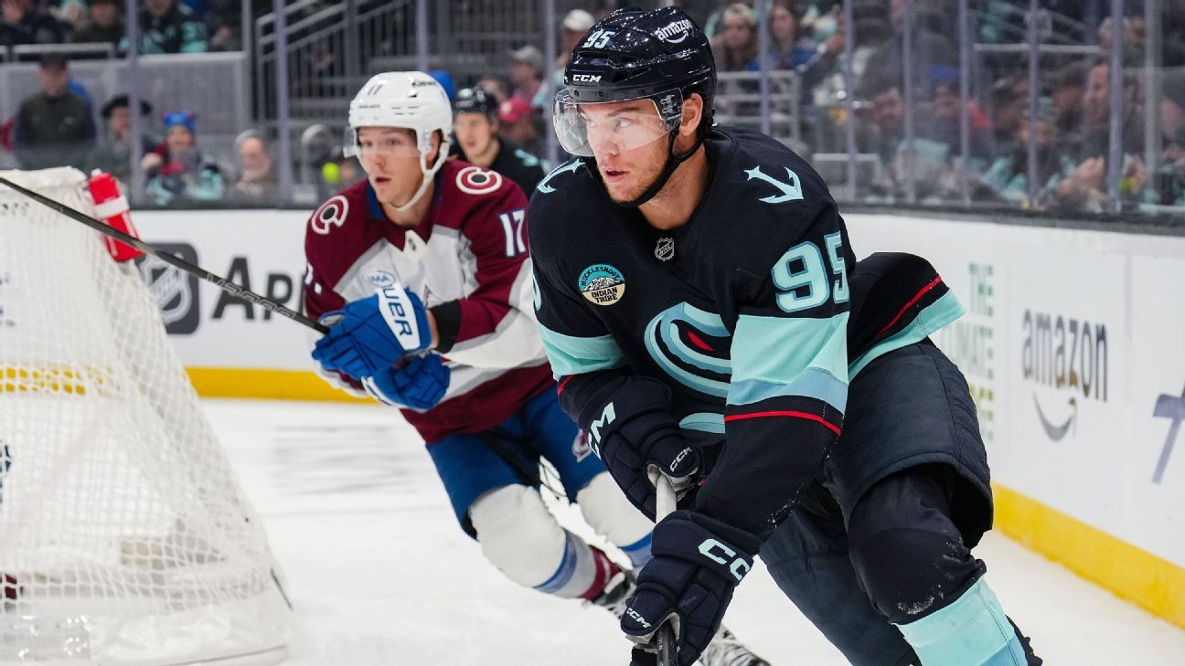 Blackhawks acquire Burakovsky from Kraken