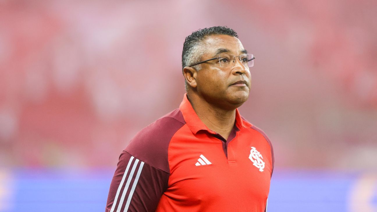 Roger Machado concorda com não marcação de pênalti a favor do Grêmio.