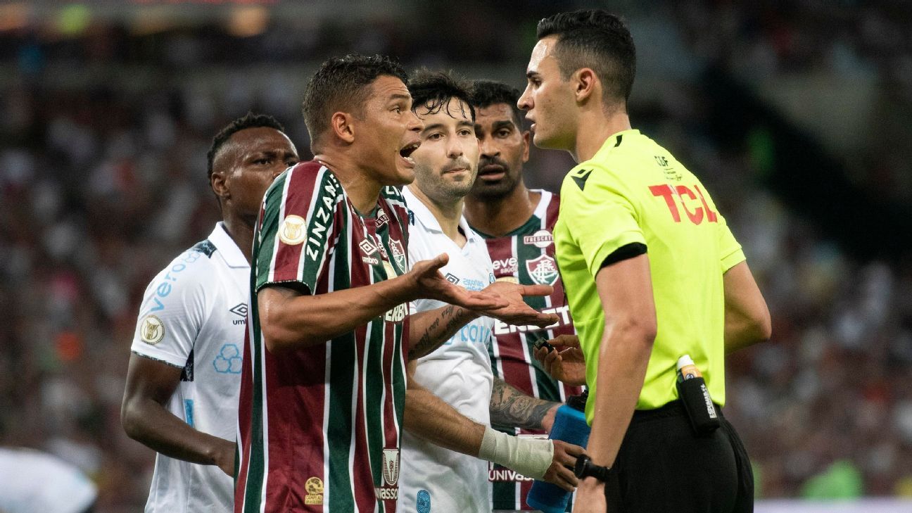 Presidente do Fluminense critica arbitragem em empate com Grêmio: Mal-intencionado e imaturo