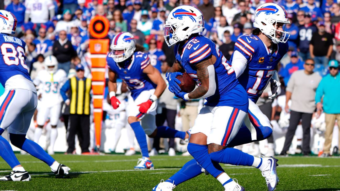 Bills WR Mack Hollins scores on a four-and-goal against the Dolphins