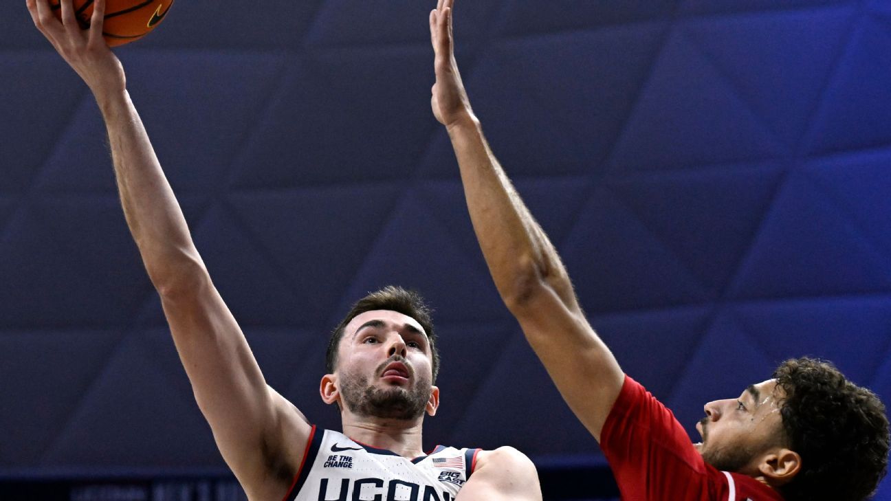 UConn unveils title banner, then opens with rout of Sacred Heart