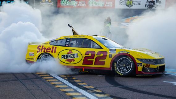 Joey Logano durante una carrera de NASCAR