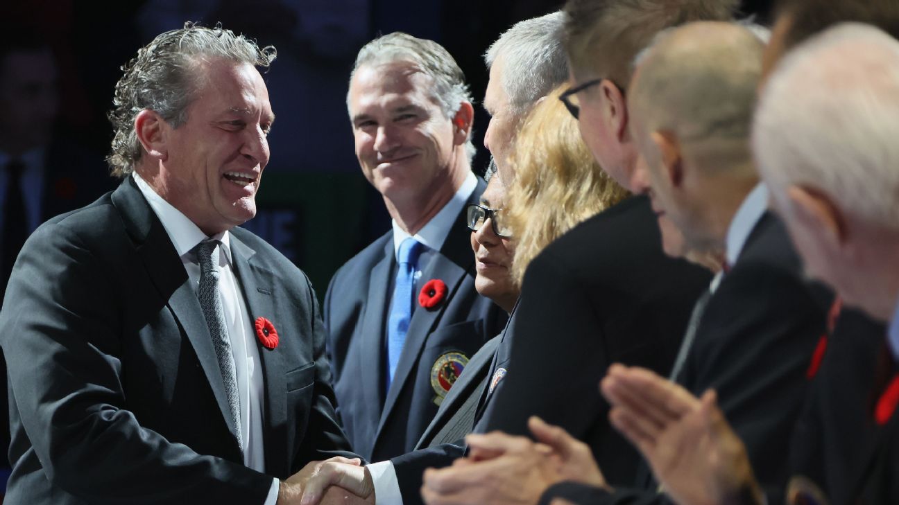 16 years after his last game, Roenick enters HOF