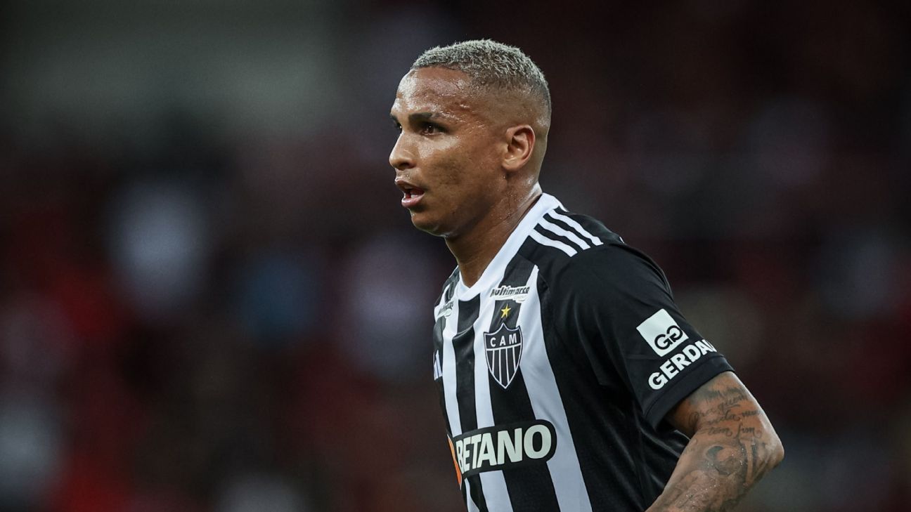 Deyverson exibe taça da Libertadores e provoca torcida rubro-negra no Maracanã