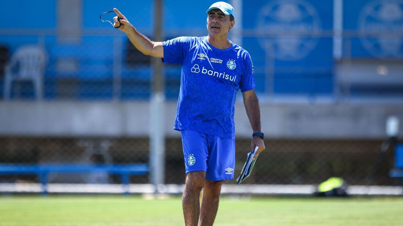 Organizada do Grêmio pede mudanças na equipe, diretor defende permanência de Quinteros