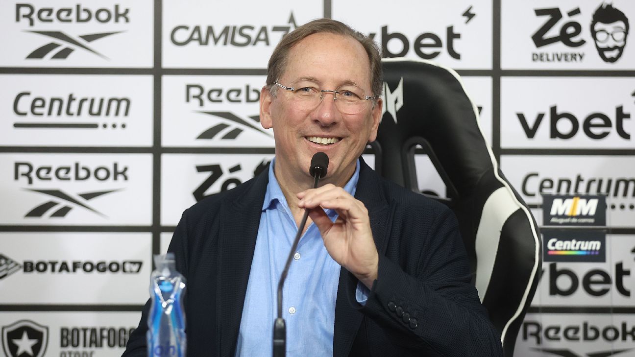 Textor desafia flamenguistas e defende posição de destaque do Botafogo no futebol.