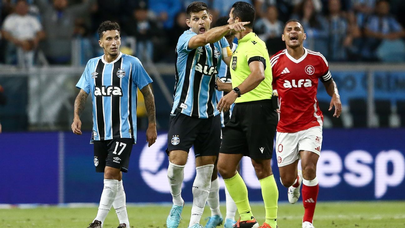 Kannemann critica arbitragem por não marcar pênalti a favor do Grêmio no clássico