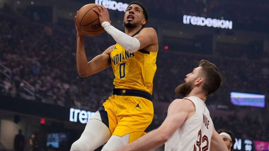 Pacers bury top-seeded Cavs in 3s to take Game 1