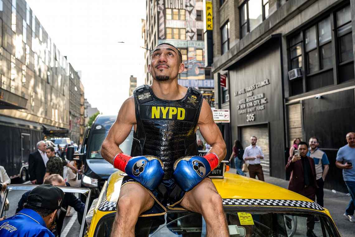 Boxers arriving in taxis