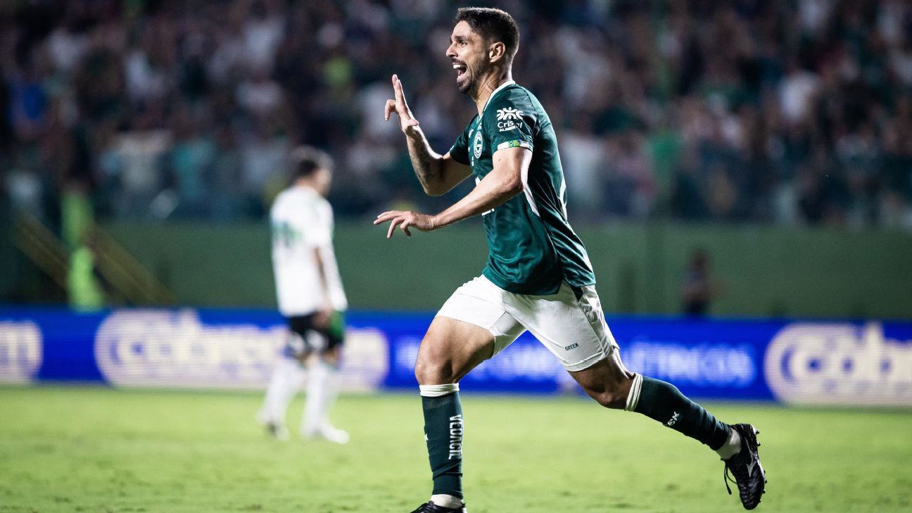 Goiás bate o Coritiba e dispara na liderança da Série B do Brasileirão