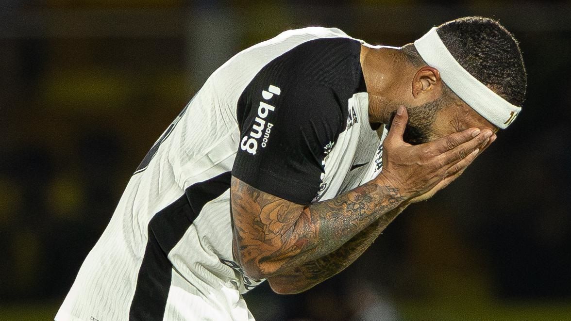 Depay erra 'cavadinha', Corinthians sofre virada e segue longe dos líderes