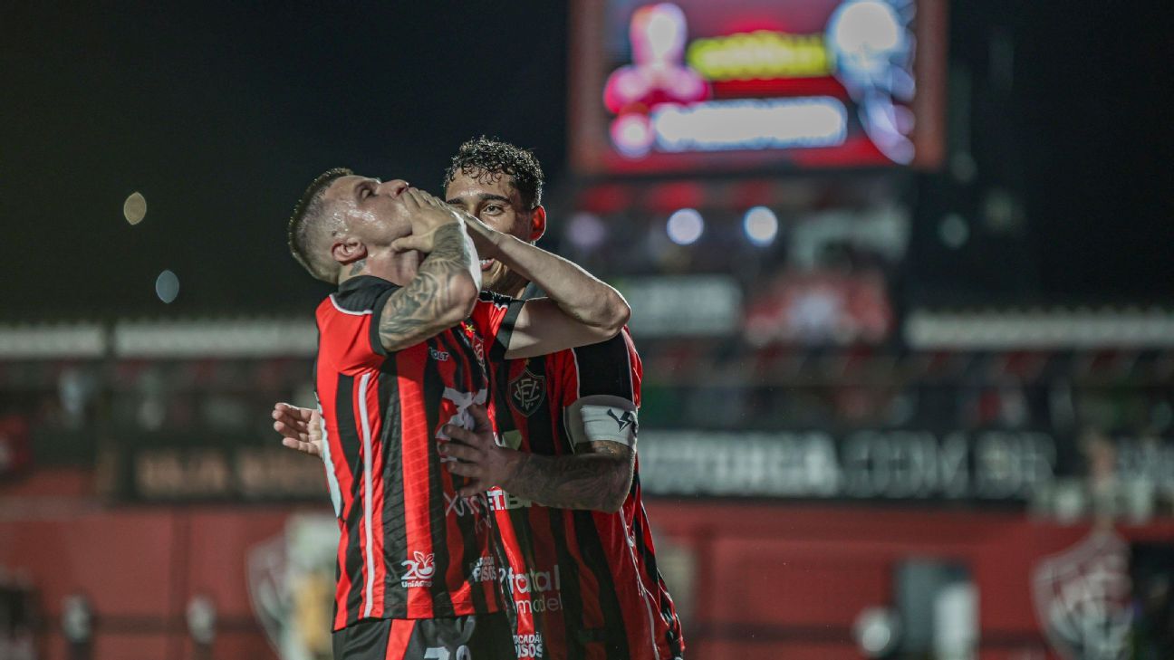 Vitória vira mesmo com um a menos por mais de 60 minutos e empurra Vasco para Z-4 do Brasileirão