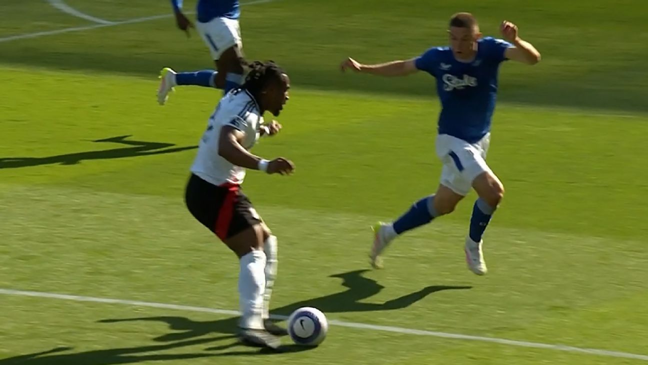 Vitaliy Mykolenko tenía el brazo en alto antes de que Adama Traoré realizara el centro.