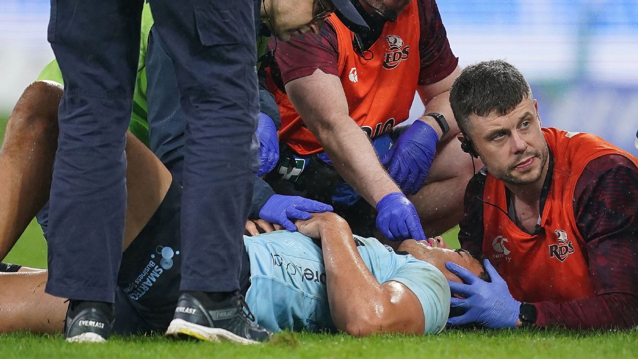 Joseph-Aukuso Suaalii siendo atendido por médicos tras ser noqueado durante la derrota de los Waratahs ante los Crusaders