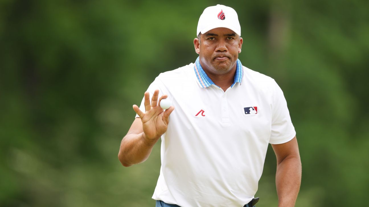Vegas keeps PGA lead despite late double bogey