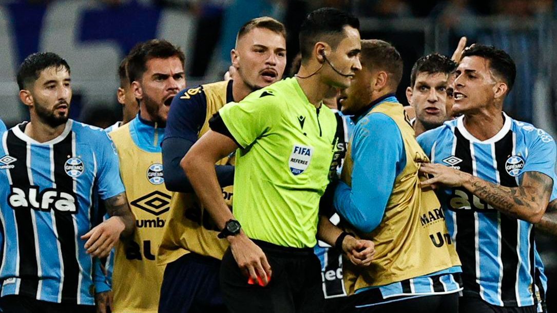 Caos em Grêmio x CSA: Gritos de ladrão, R$ 2 e cusparada em policial