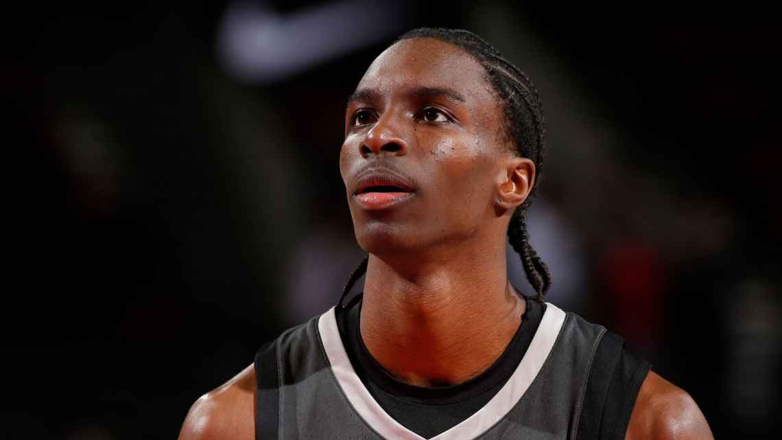 Dame Sarr playing basketball