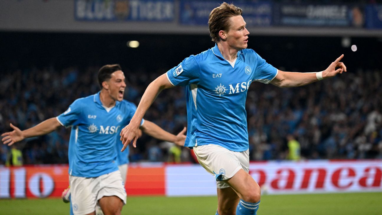 Scott McTominay celebra después de marcar el gol de apertura del Napoli contra el Cagliari.