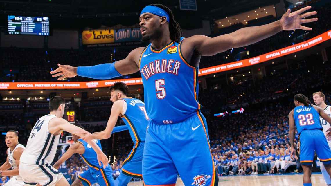 Лу Дорт защищается на площадке