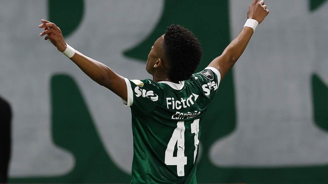 Estêvão marca gol na despedida em vitória do Palmeiras na Libertadores.