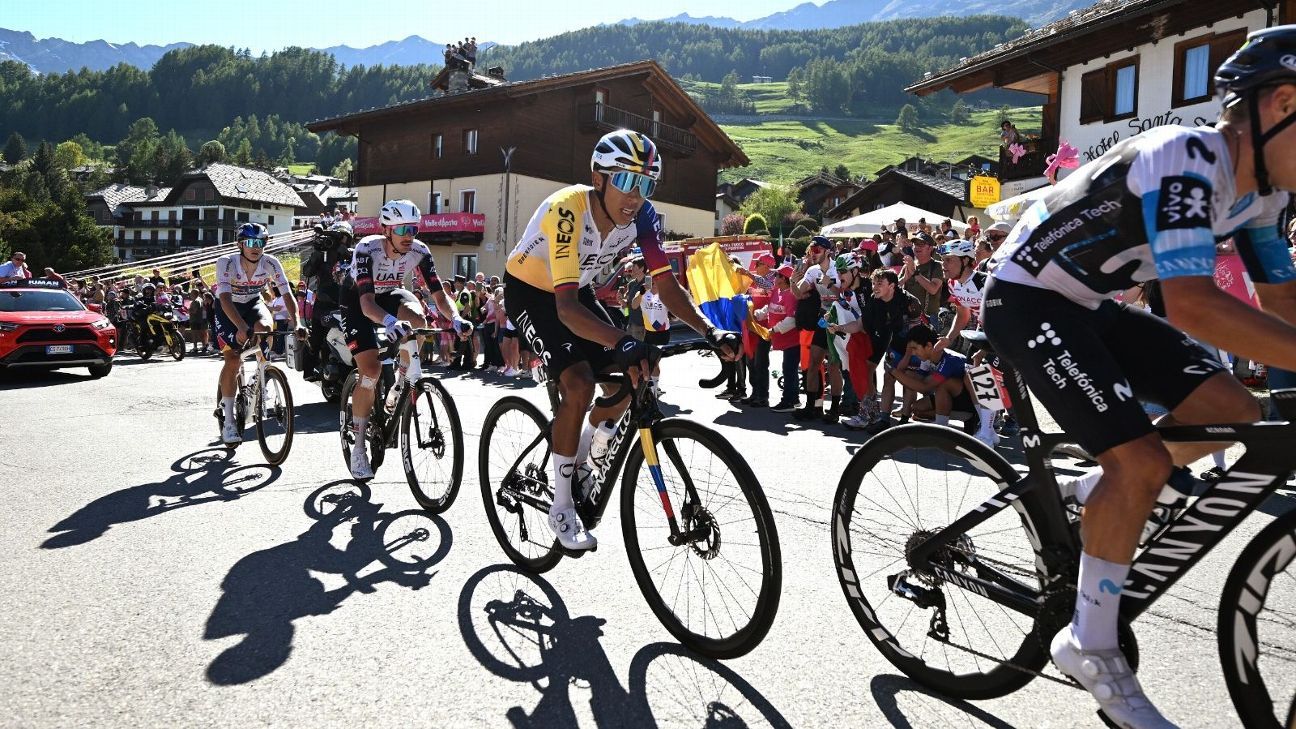 Egan Bernal sufrió en la etapa 20 del Giro de Italia pero se mantiene ...