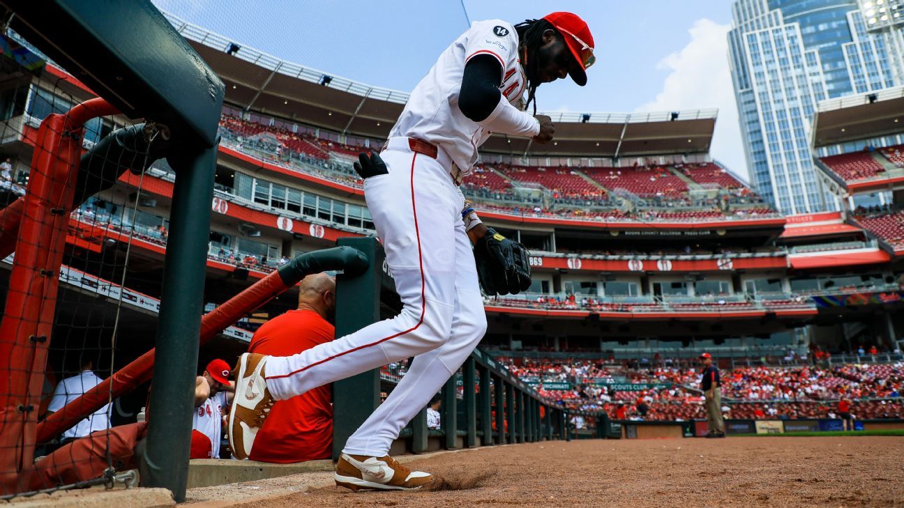 De La Cruz out of Reds' lineup after flight canceled