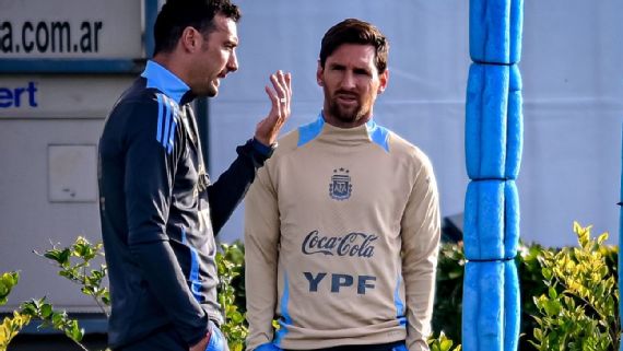 Argentina Messi: Scaloni's Post-Reliance Claim Lionel Scaloni on the sidelines during a match.