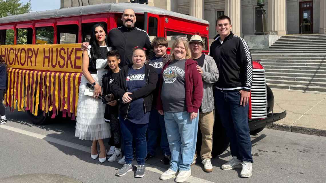 Семьи Поллардов и Энджеллов на параде Инди 500