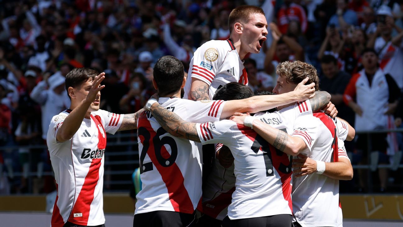 Facundo Colidio de River Plate celebra su gol contra Urawa Red Diamonds