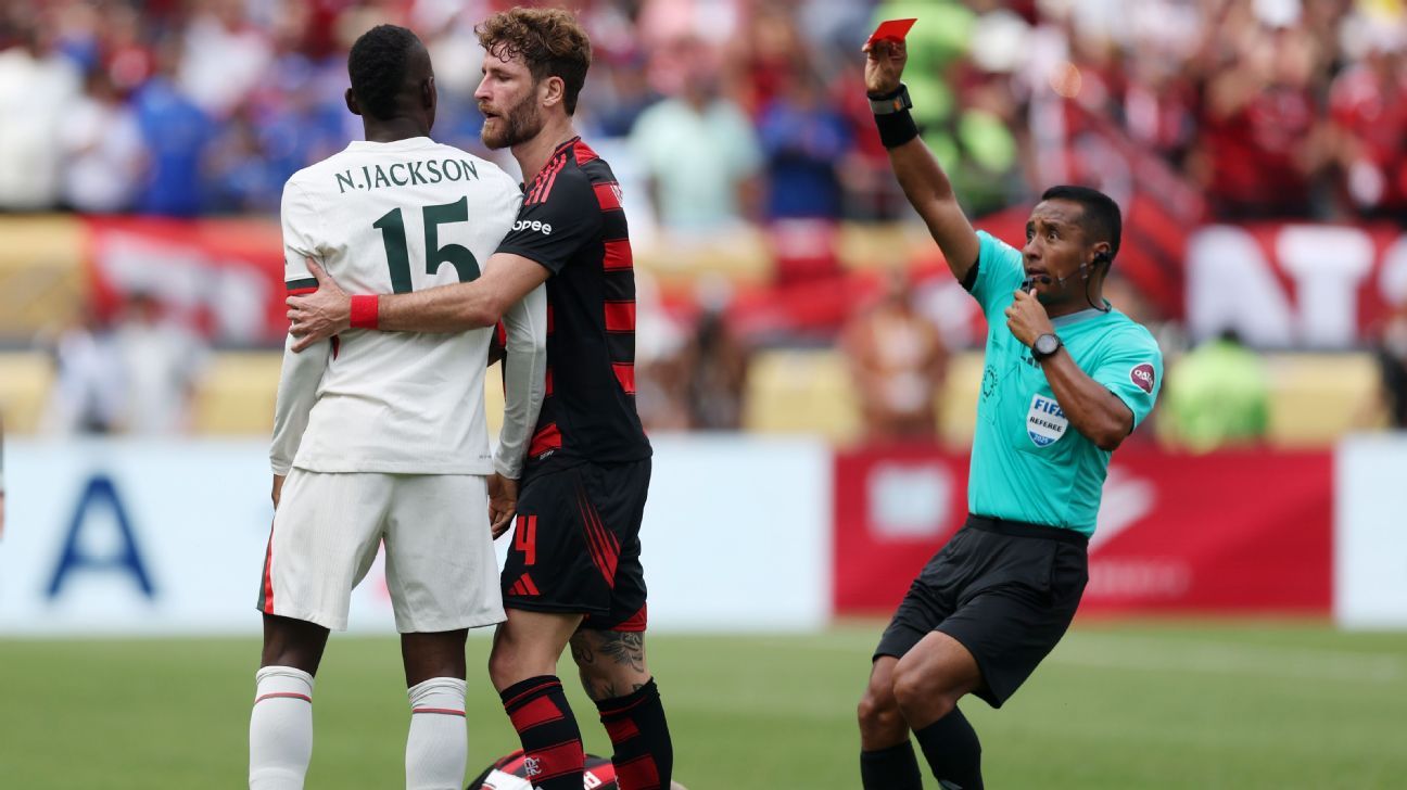 Fifa anuncia punição a atacante do Chelsea por entrada em jogador do Flamengo: 'Quero pedir desculpas'
