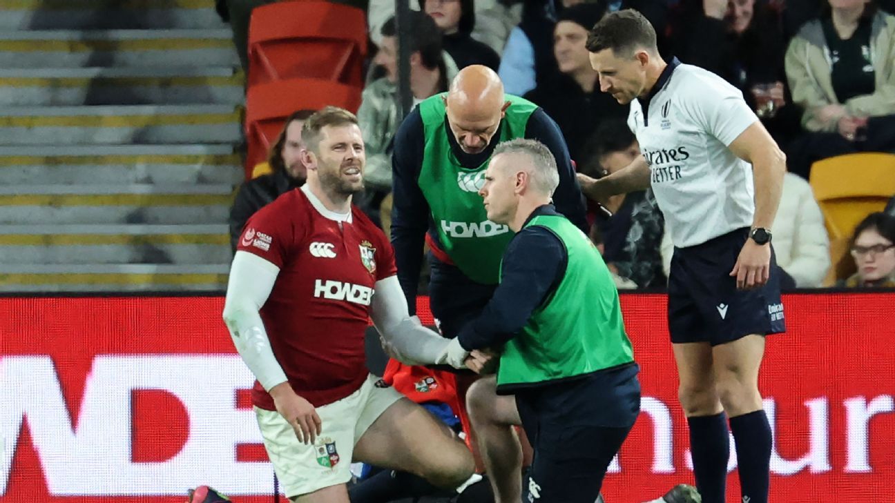 Elliot Daly fue retirado del campo contra los Reds con lo que parecía ser una lesión en el brazo.