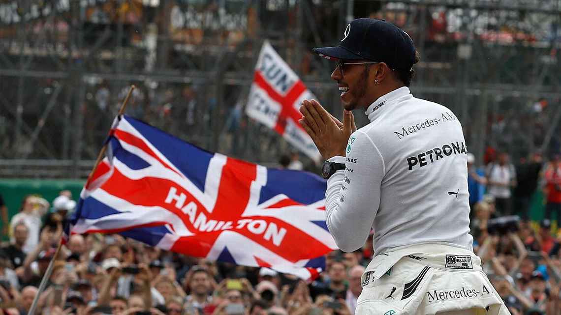 Lewis Hamilton celebrando su victoria en el GP de Gran Bretaña de 2017