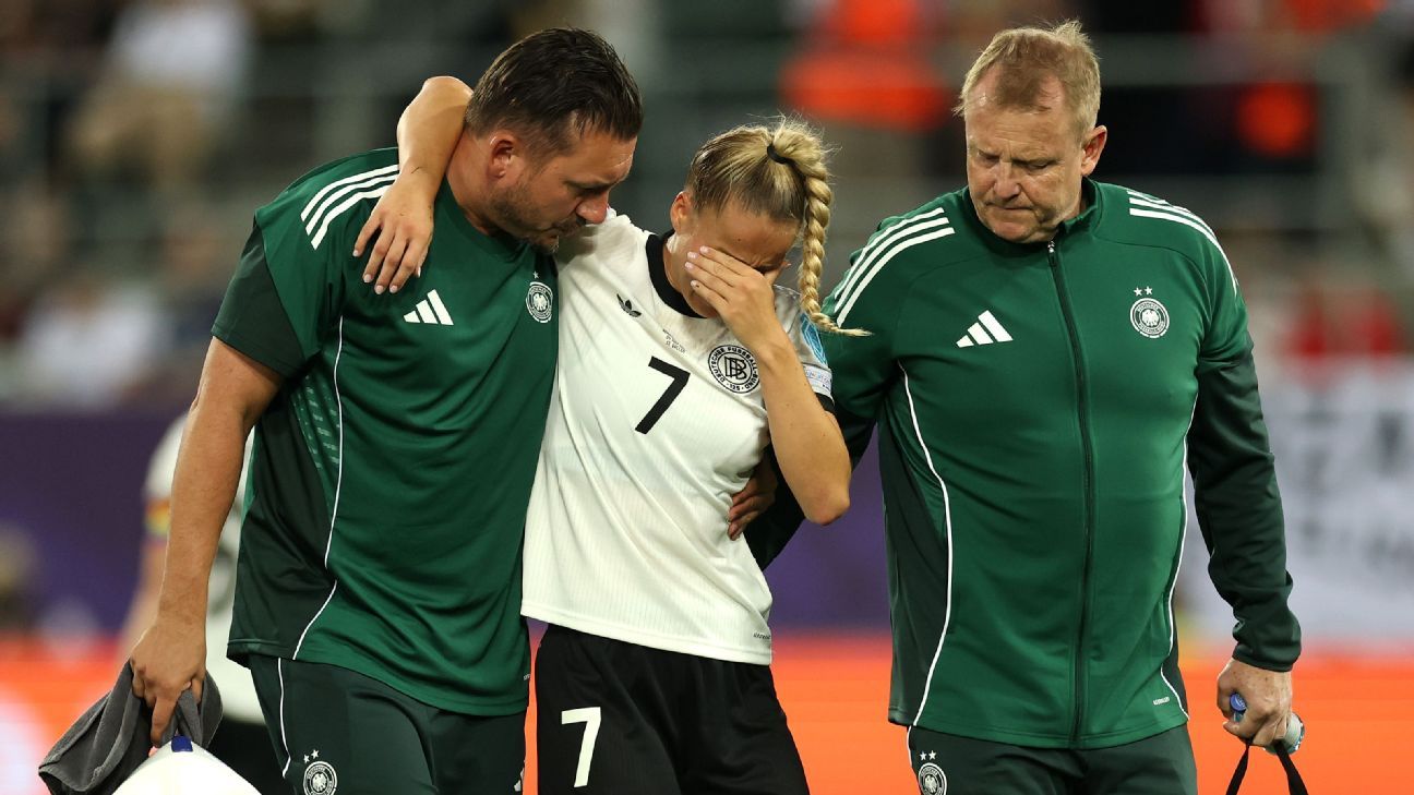 Giulia Gwinn, capitana de Alemania, visiblemente afectada tras lesionarse contra Polonia.
