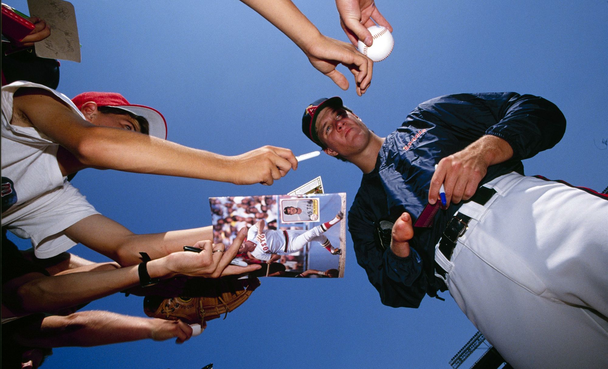 Jim Abbott firma autógrafos